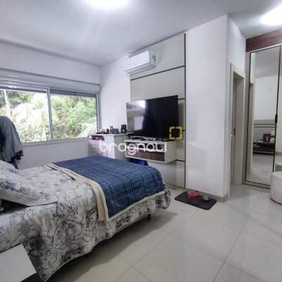 Casa de Condomínio com 500m², 4 quartos (sendo 3 suítes), 2 garagens, no bairro Cachoeira do Bom Jesus em Florianópolis