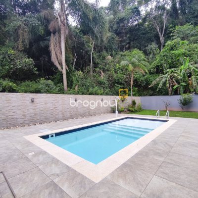 Casa de Condomínio com 500m², 4 quartos (sendo 3 suítes), 2 garagens, no bairro Cachoeira do Bom Jesus em Florianópolis