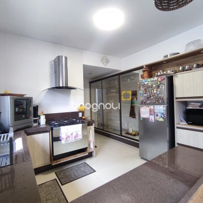 Casa de Condomínio com 500m², 4 quartos (sendo 3 suítes), 2 garagens, no bairro Cachoeira do Bom Jesus em Florianópolis