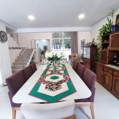 Casa de Condomínio com 500m², 4 quartos (sendo 3 suítes), 2 garagens, no bairro Cachoeira do Bom Jesus em Florianópolis
