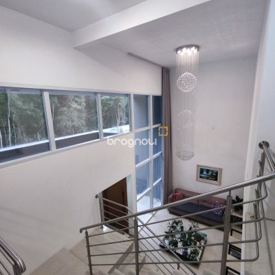 Casa de Condomínio com 500m², 4 quartos (sendo 3 suítes), 2 garagens, no bairro Cachoeira do Bom Jesus em Florianópolis