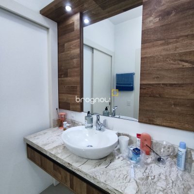 Casa de Condomínio com 500m², 4 quartos (sendo 3 suítes), 2 garagens, no bairro Cachoeira do Bom Jesus em Florianópolis
