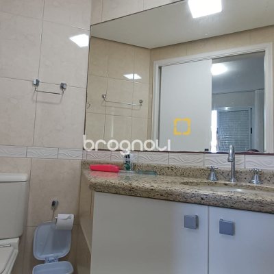 Apartamento com 88m², 3 quartos (sendo 1 suíte), 2 garagens, no bairro Praia Brava em Florianópolis