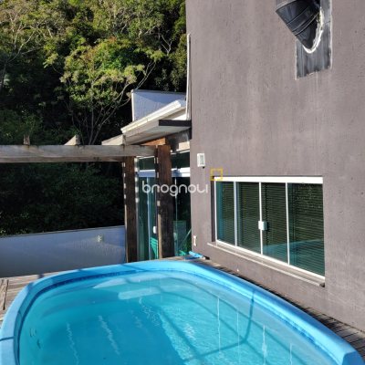 Casa com 264m², 3 quartos (sendo 1 suíte), 2 garagens, no bairro Itacorubi em Florianópolis