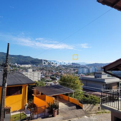 Casa com 264m², 3 quartos (sendo 1 suíte), 2 garagens, no bairro Itacorubi em Florianópolis