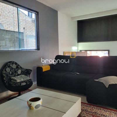 Casa com 264m², 3 quartos (sendo 1 suíte), 2 garagens, no bairro Itacorubi em Florianópolis