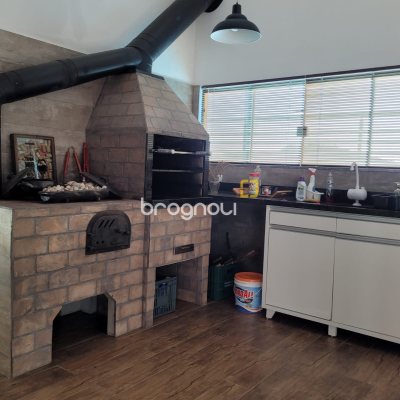 Casa com 264m², 3 quartos (sendo 1 suíte), 2 garagens, no bairro Itacorubi em Florianópolis