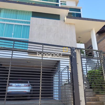 Casa com 264m², 3 quartos (sendo 1 suíte), 2 garagens, no bairro Itacorubi em Florianópolis