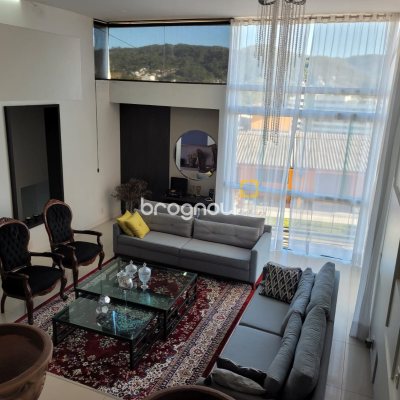 Casa com 264m², 3 quartos (sendo 1 suíte), 2 garagens, no bairro Itacorubi em Florianópolis