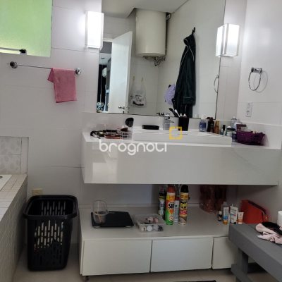 Casa com 264m², 3 quartos (sendo 1 suíte), 2 garagens, no bairro Itacorubi em Florianópolis