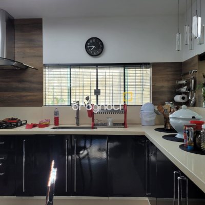 Casa com 264m², 3 quartos (sendo 1 suíte), 2 garagens, no bairro Itacorubi em Florianópolis
