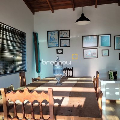 Casa com 264m², 3 quartos (sendo 1 suíte), 2 garagens, no bairro Itacorubi em Florianópolis