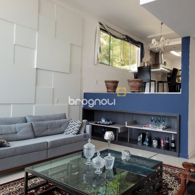 Casa com 264m², 3 quartos (sendo 1 suíte), 2 garagens, no bairro Itacorubi em Florianópolis
