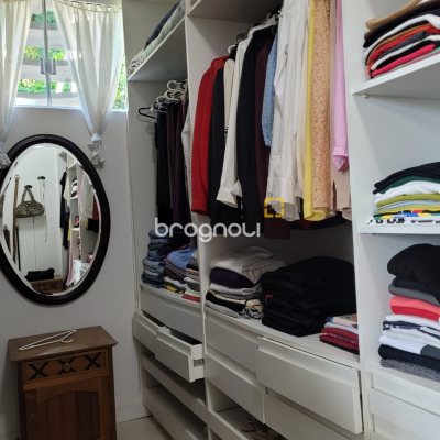 Casa com 264m², 3 quartos (sendo 1 suíte), 2 garagens, no bairro Itacorubi em Florianópolis