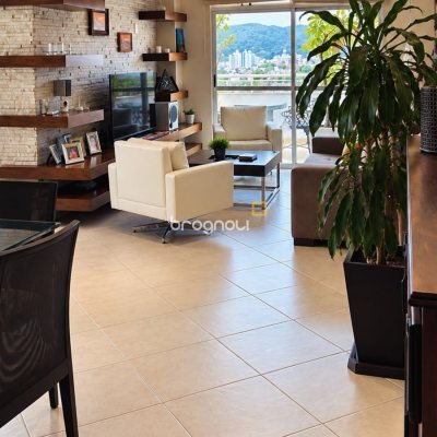 Cobertura com 253m², 3 quartos (sendo 1 suíte), 3 garagens, no bairro Itacorubi em Florianópolis