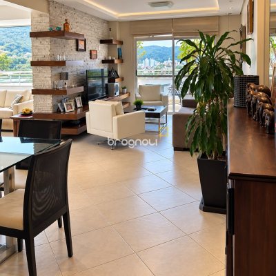 Cobertura com 253m², 3 quartos (sendo 1 suíte), 3 garagens, no bairro Itacorubi em Florianópolis