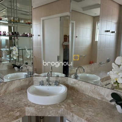 Cobertura com 253m², 3 quartos (sendo 1 suíte), 3 garagens, no bairro Itacorubi em Florianópolis