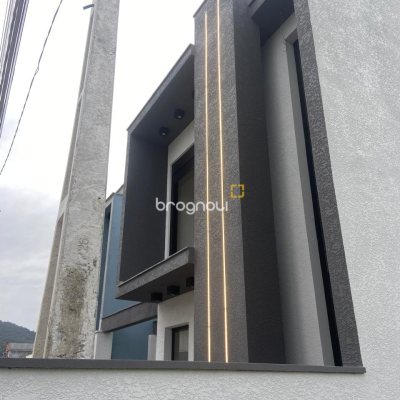 Casa com 80m², 2 quartos (sendo 2 suítes), 3 garagens, no bairro Ingleses em Florianópolis