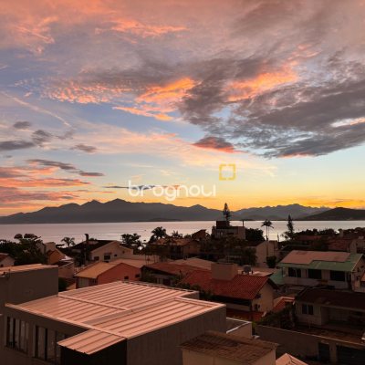 Apartamento com 110m², 3 quartos (sendo 1 suíte), 2 garagens, no bairro Coqueiros em Florianópolis