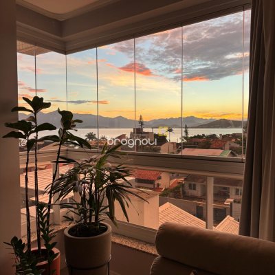 Apartamento com 110m², 3 quartos (sendo 1 suíte), 2 garagens, no bairro Coqueiros em Florianópolis
