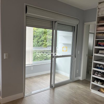 Apartamento com 110m², 3 quartos (sendo 1 suíte), 2 garagens, no bairro Coqueiros em Florianópolis