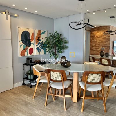 Apartamento com 110m², 3 quartos (sendo 1 suíte), 2 garagens, no bairro Coqueiros em Florianópolis