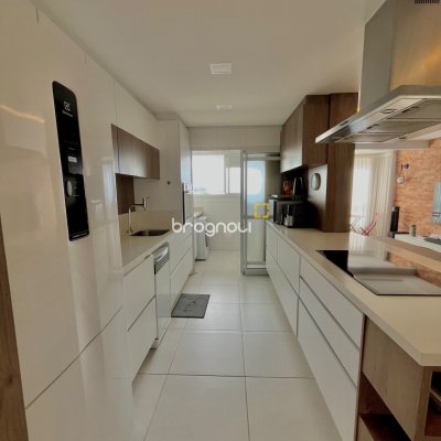 Apartamento com 110m², 3 quartos (sendo 1 suíte), 2 garagens, no bairro Coqueiros em Florianópolis