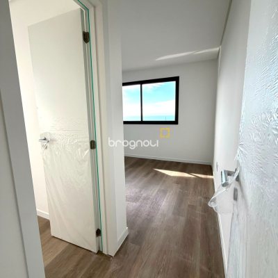 Apartamento com 62m², 2 quartos (sendo 1 suíte), 1 garagem, no bairro Santinho em Florianópolis