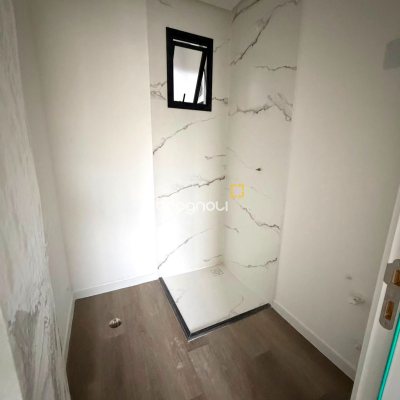 Apartamento com 62m², 2 quartos (sendo 1 suíte), 1 garagem, no bairro Santinho em Florianópolis