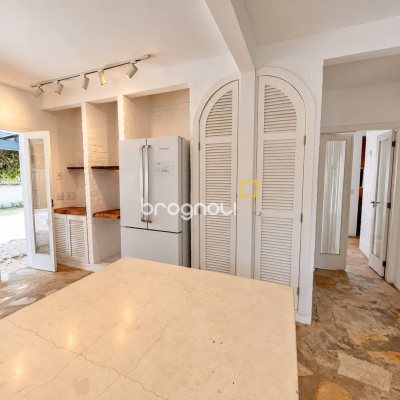 Casa com 180m², 3 quartos (sendo 3 suítes), 2 garagens, no bairro Campeche em Florianópolis