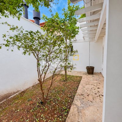 Casa com 180m², 3 quartos (sendo 3 suítes), 2 garagens, no bairro Campeche em Florianópolis