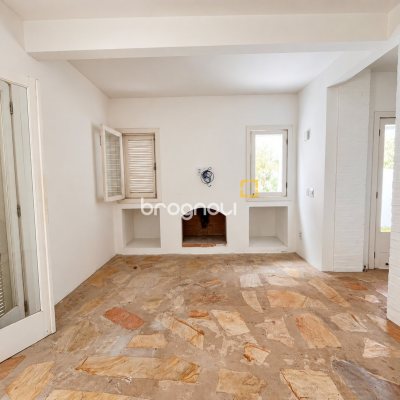 Casa com 180m², 3 quartos (sendo 3 suítes), 2 garagens, no bairro Campeche em Florianópolis