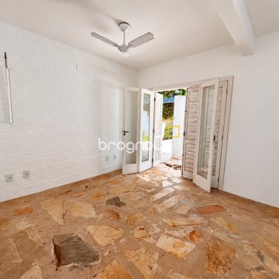 Casa com 180m², 3 quartos (sendo 3 suítes), 2 garagens, no bairro Campeche em Florianópolis