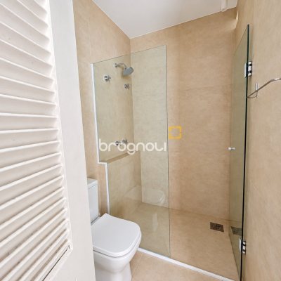 Casa com 180m², 3 quartos (sendo 3 suítes), 2 garagens, no bairro Campeche em Florianópolis