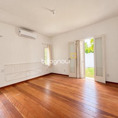 Casa com 180m², 3 quartos (sendo 3 suítes), 2 garagens, no bairro Campeche em Florianópolis