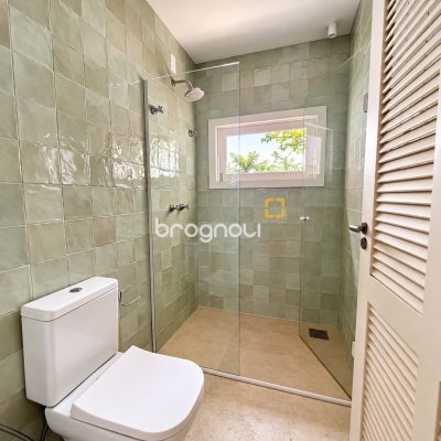 Casa com 180m², 3 quartos (sendo 3 suítes), 2 garagens, no bairro Campeche em Florianópolis