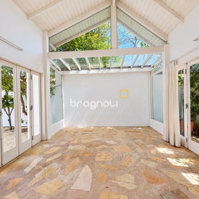 Casa com 180m², 3 quartos (sendo 3 suítes), 2 garagens, no bairro Campeche em Florianópolis