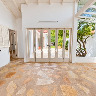 Casa com 180m², 3 quartos (sendo 3 suítes), 2 garagens, no bairro Campeche em Florianópolis