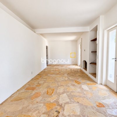 Casa com 180m², 3 quartos (sendo 3 suítes), 2 garagens, no bairro Campeche em Florianópolis