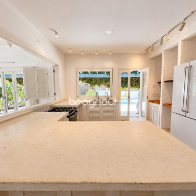 Casa com 180m², 3 quartos (sendo 3 suítes), 2 garagens, no bairro Campeche em Florianópolis