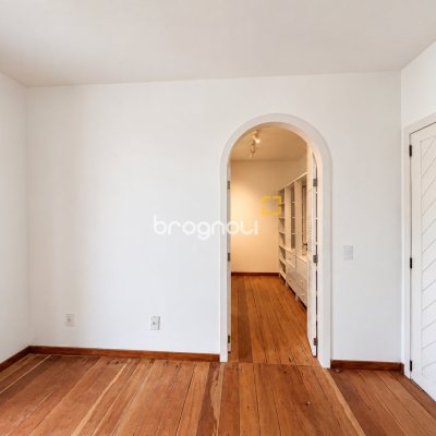 Casa com 180m², 3 quartos (sendo 3 suítes), 2 garagens, no bairro Campeche em Florianópolis