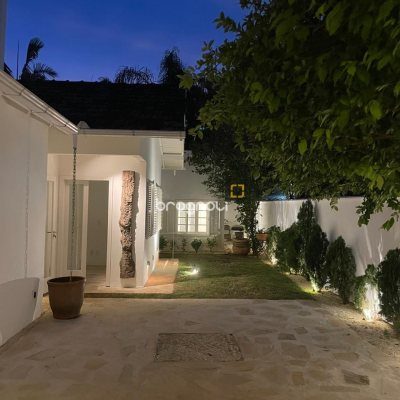 Casa com 180m², 3 quartos (sendo 3 suítes), 2 garagens, no bairro Campeche em Florianópolis