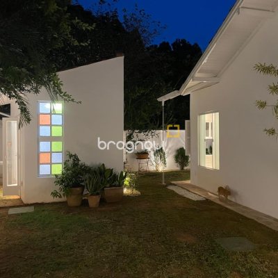 Casa com 180m², 3 quartos (sendo 3 suítes), 2 garagens, no bairro Campeche em Florianópolis
