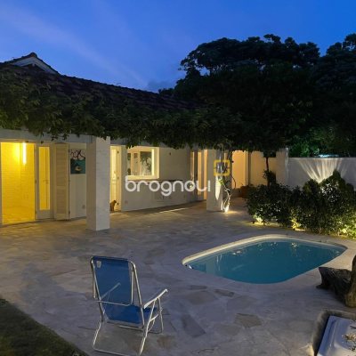 Casa com 180m², 3 quartos (sendo 3 suítes), 2 garagens, no bairro Campeche em Florianópolis