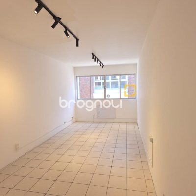 Sala com 22m², 1 quarto, 1 garagem, no bairro Trindade em Florianópolis