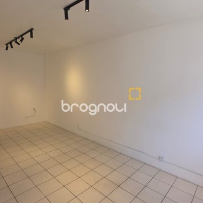 Sala com 22m², 1 quarto, 1 garagem, no bairro Trindade em Florianópolis