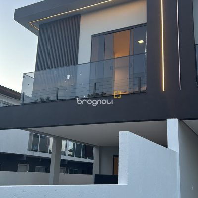 Casa com 129m², 3 quartos (sendo 1 suíte), 2 garagens, no bairro São João do Rio Vermelho em Florianópolis