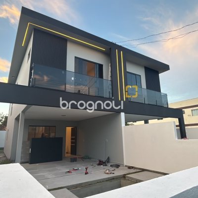 Casa com 129m², 3 quartos (sendo 1 suíte), 2 garagens, no bairro São João do Rio Vermelho em Florianópolis