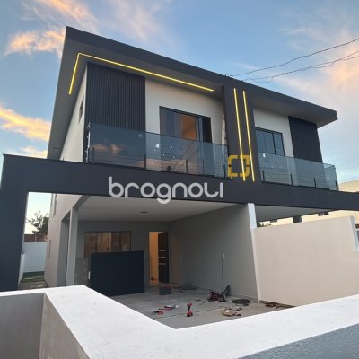 Casa com 129m², 3 quartos (sendo 1 suíte), 2 garagens, no bairro São João do Rio Vermelho em Florianópolis