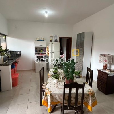Casa com 200m², 3 quartos (sendo 1 suíte), 2 garagens, no bairro Campeche em Florianópolis